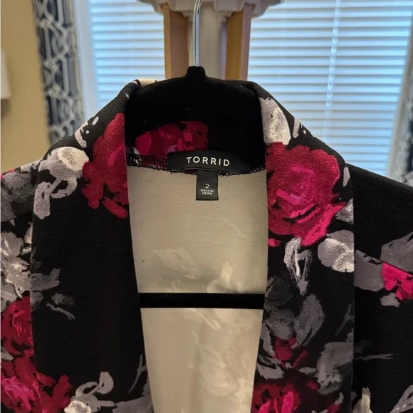 Torrid Black and Pink Floral Blazer - Picture 3 of 4